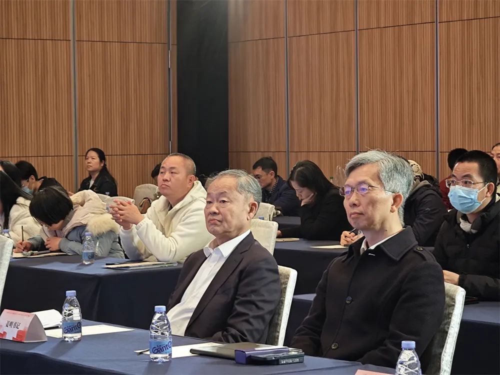 张纪伟姜明合影