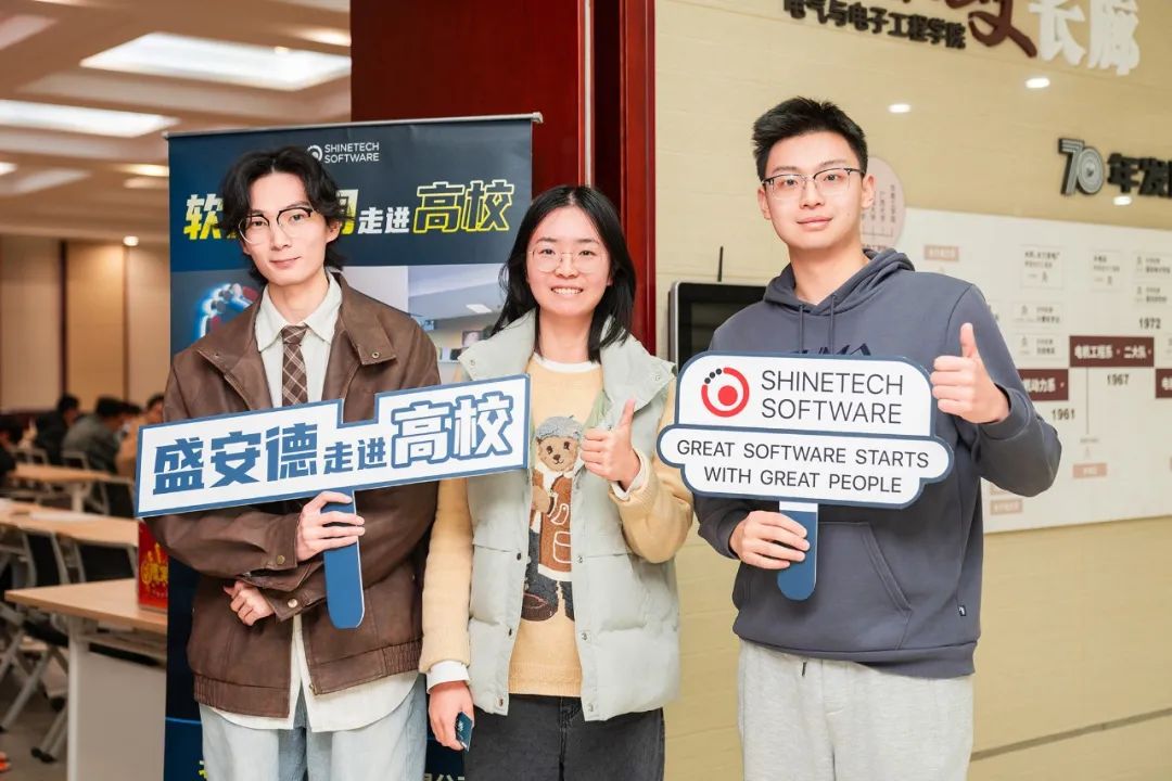学生宣传照合影