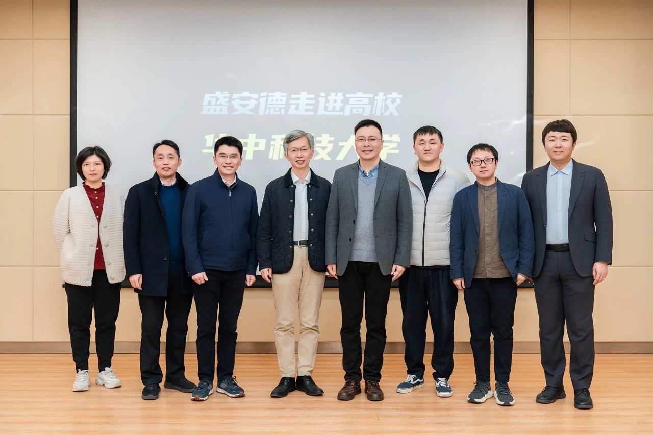 公司领导与校领导合影