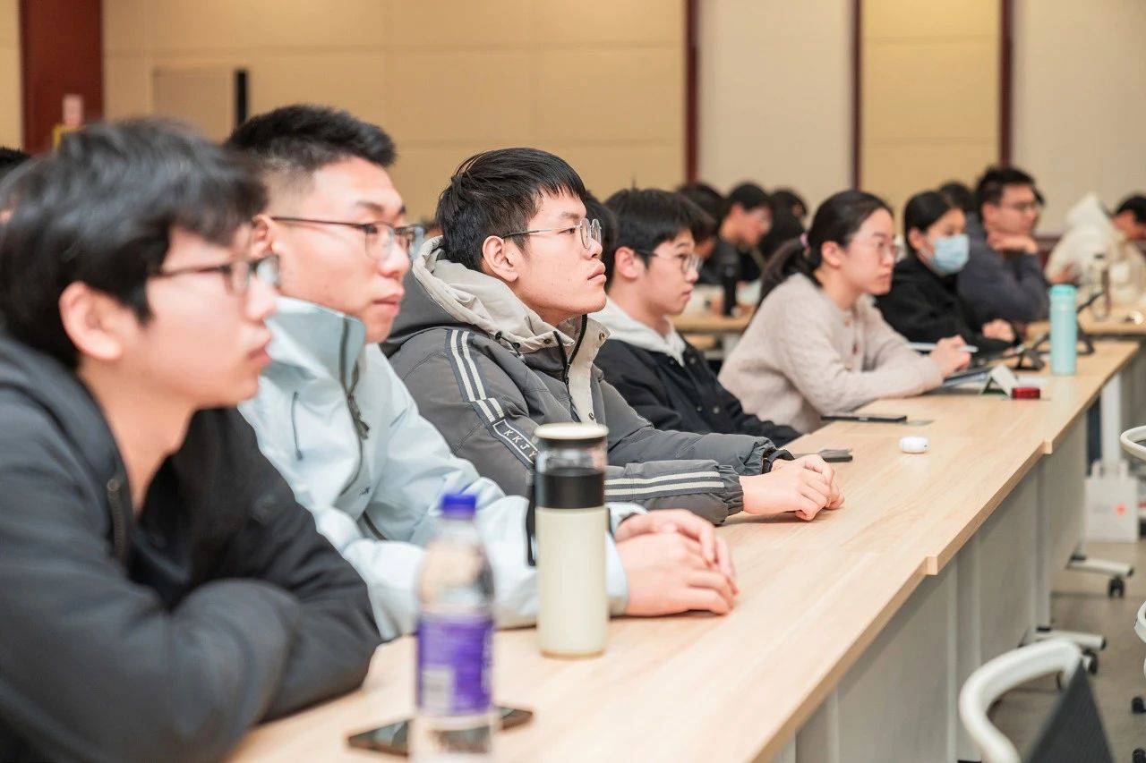 学生们专注观摩讲座