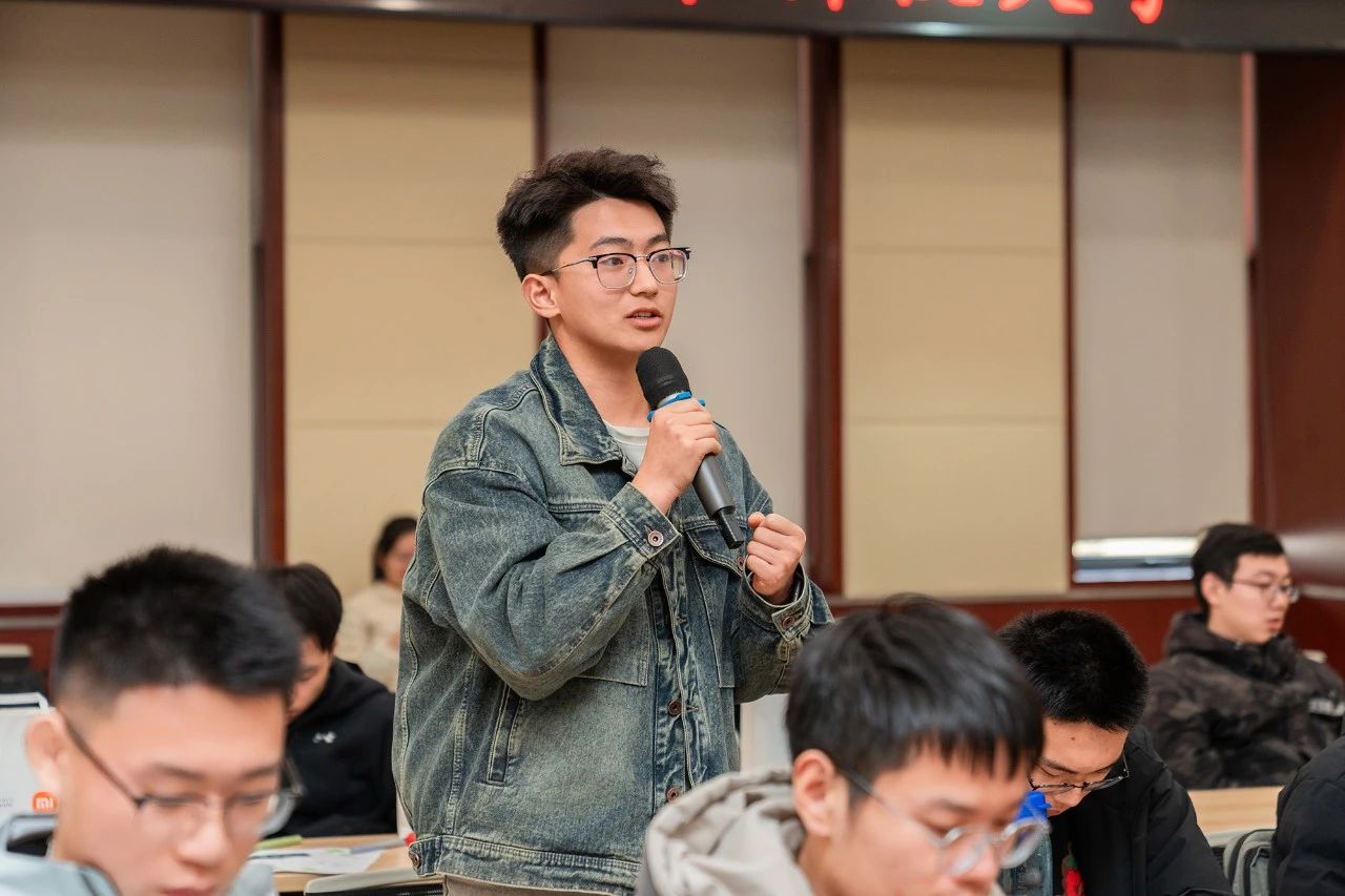 学生代表提问