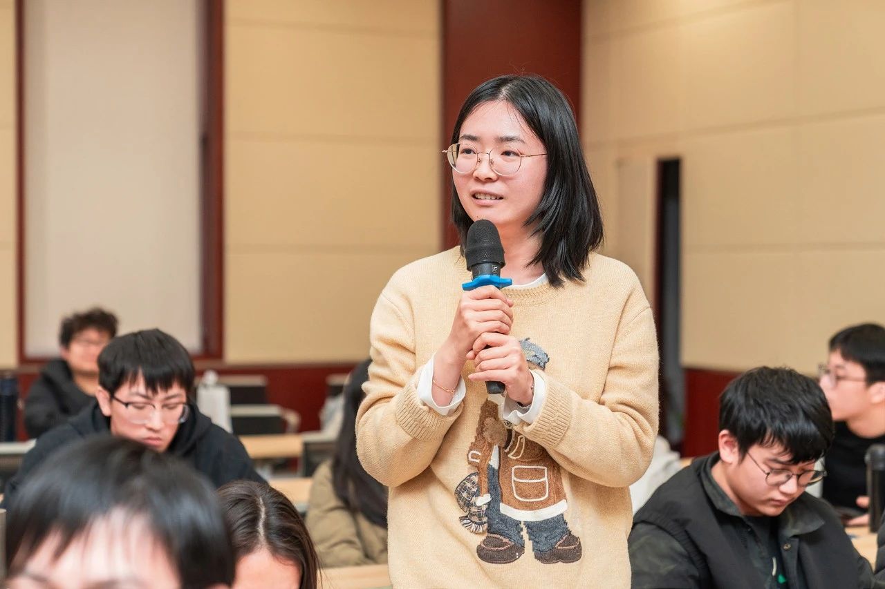 学生代表提问2